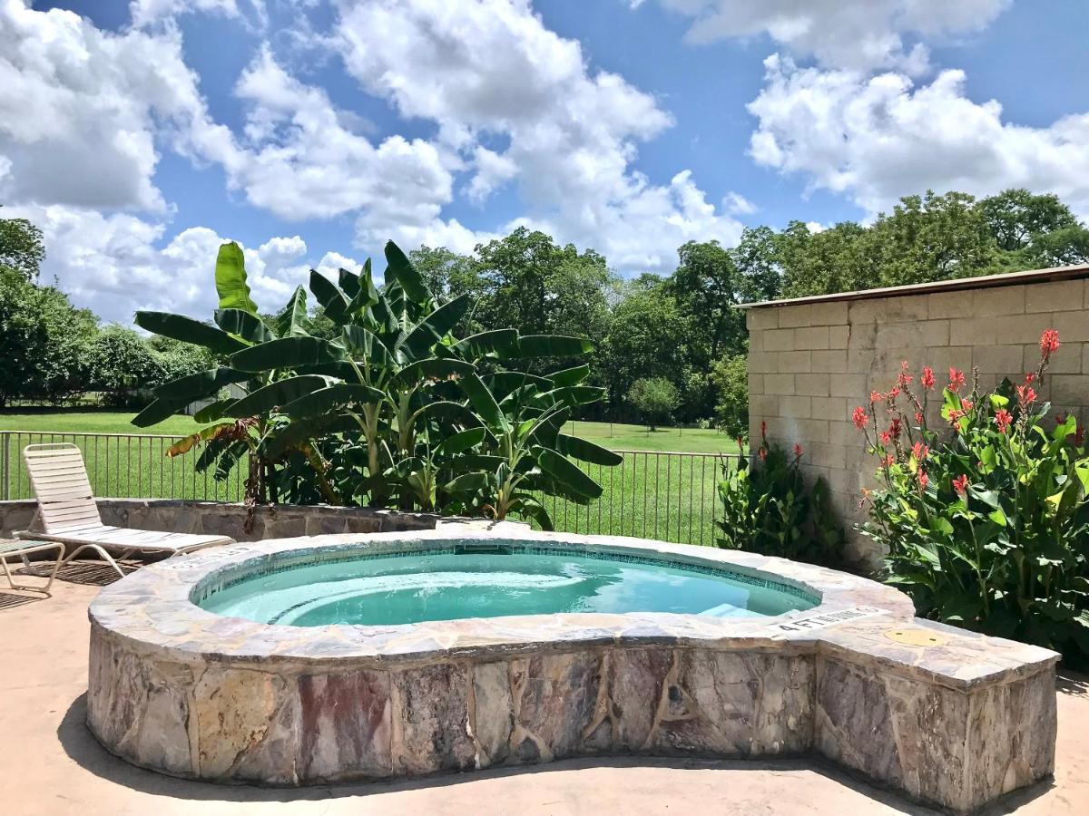 Waterwheel Retreat Apartment New Braunfels Bagian luar foto
